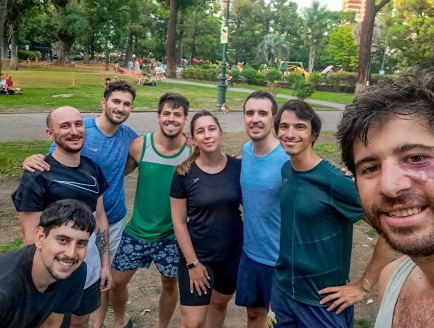Daniel y la comunidad HMF después de entrenar en Plaza Castelli